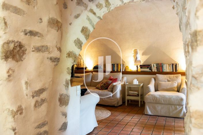 Image No.9-5 Bed Property for sale