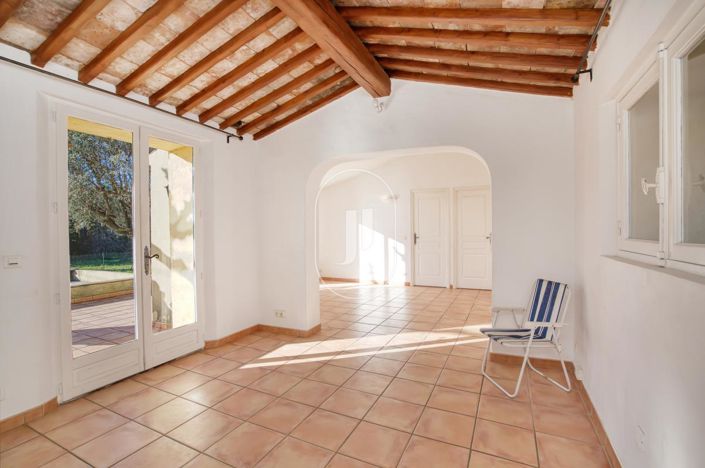 Image No.5-2 Bed House for sale