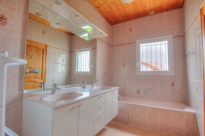 Image No.12-5 Bed House for sale