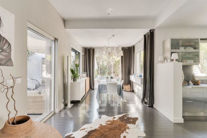 Image No.8-5 Bed House for sale