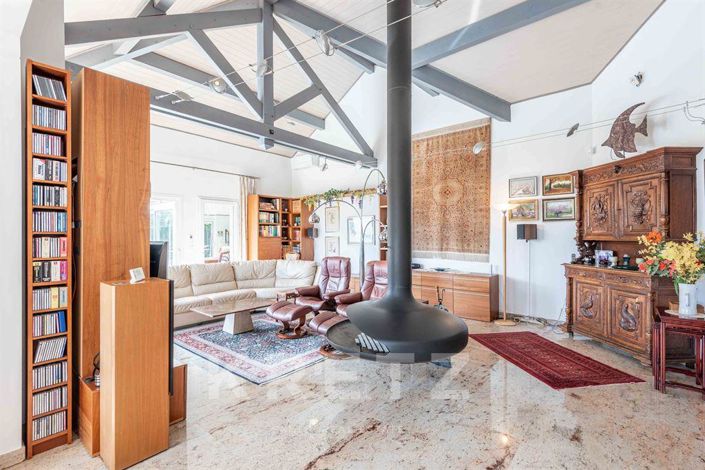 Image No.8-5 Bed House for sale