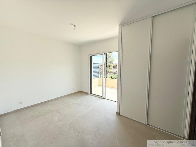 Image No.10-3 Bed House for sale