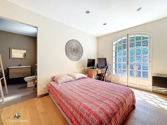 Image No.10-3 Bed House for sale