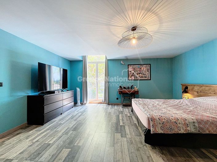 Image No.12-5 Bed Property for sale