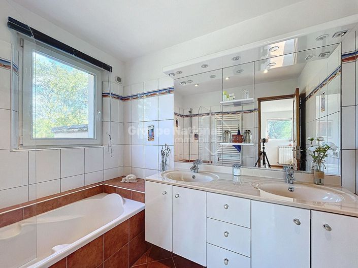 Image No.22-5 Bed Property for sale