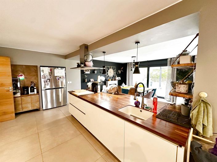 Image No.8-5 Bed House for sale