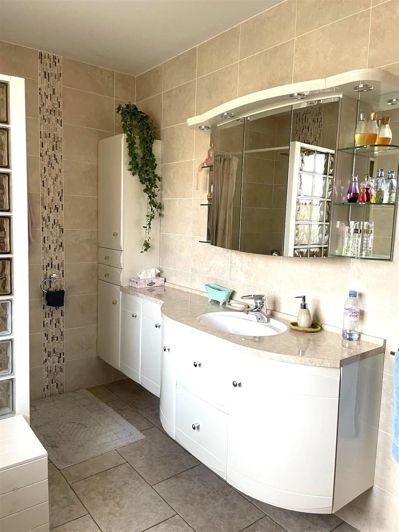 Image No.10-6 Bed House for sale