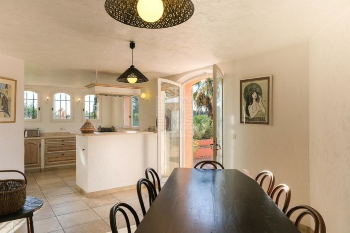 Image No.8-6 Bed House for sale