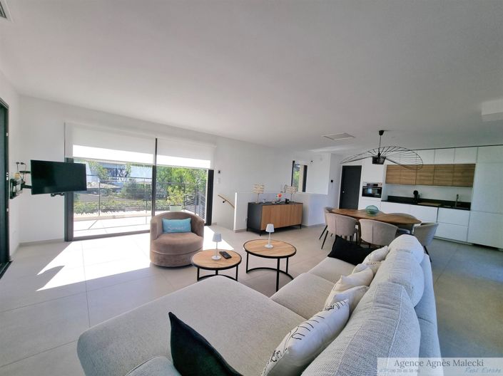 Image No.8-5 Bed House for sale