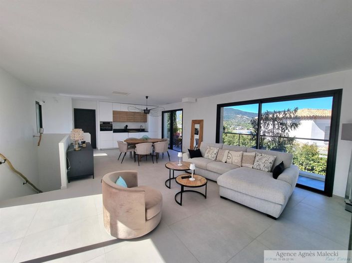 Image No.8-5 Bed House for sale