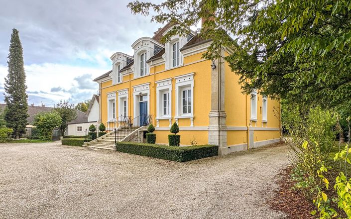 Image No.2-8 Bed Property for sale