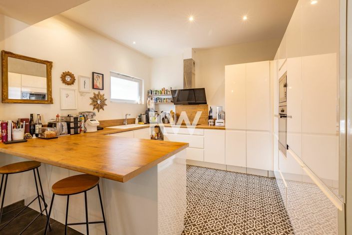 Image No.3-5 Bed House for sale