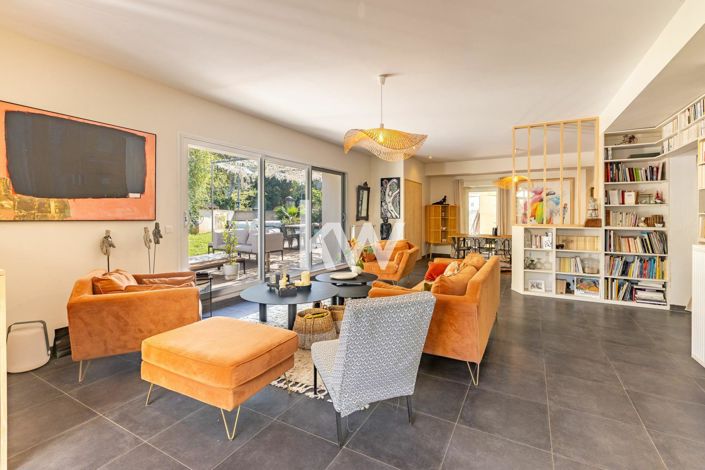 Image No.5-5 Bed House for sale