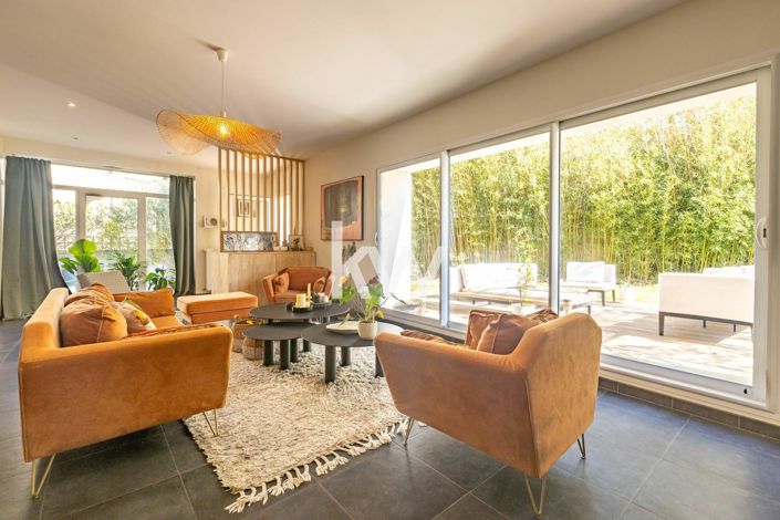 Image No.6-5 Bed House for sale