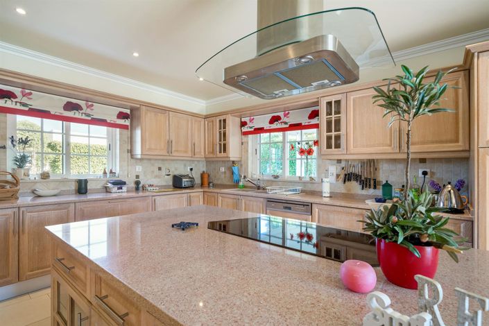 Image No.16-4 Bed House for sale