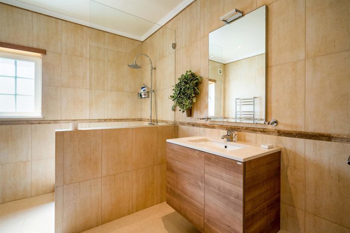 Image No.24-4 Bed House for sale