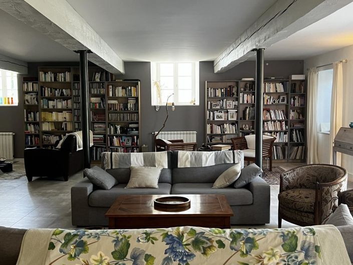 Image No.5-8 Bed House for sale