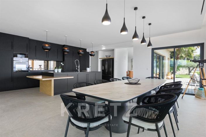 Image No.8-5 Bed House for sale