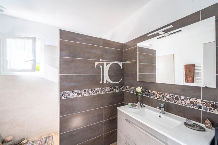 Image No.20-4 Bed House for sale