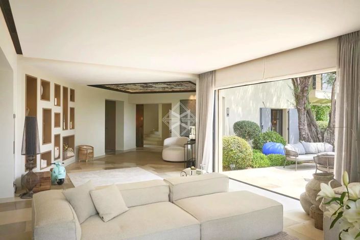 Image No.8-5 Bed House for sale