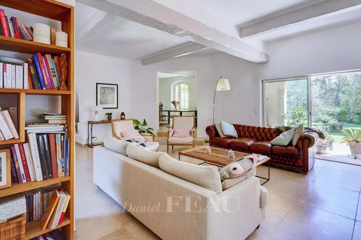 Image No.8-5 Bed House for sale