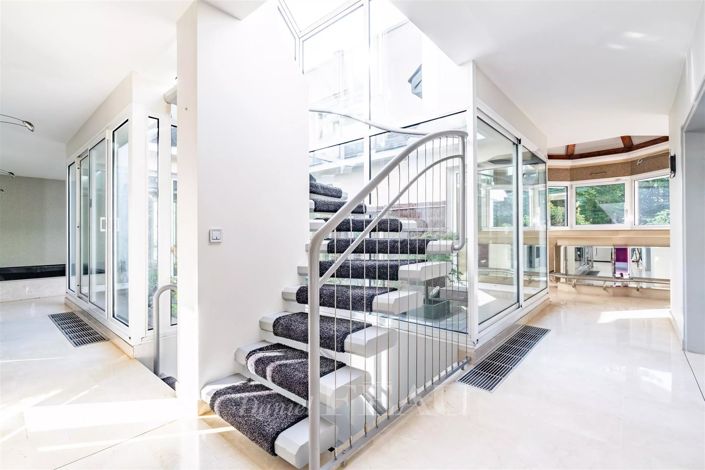 Image No.8-6 Bed House for sale