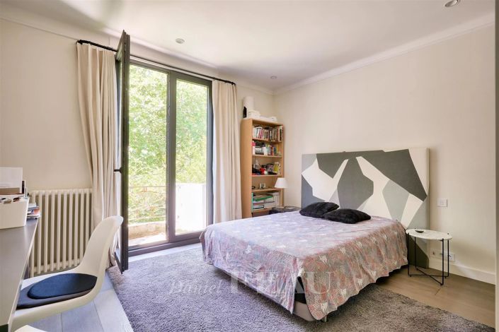 Image No.8-5 Bed House for sale