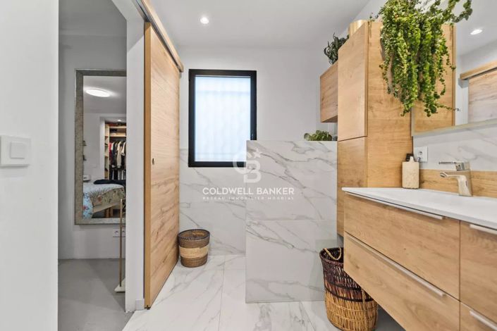 Image No.24-5 Bed House for sale