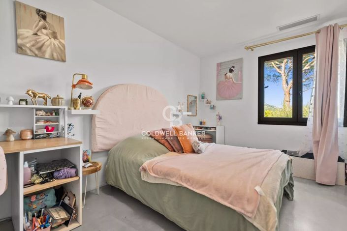 Image No.25-5 Bed House for sale