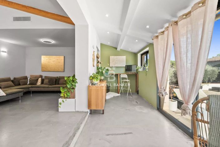 Image No.8-5 Bed House for sale