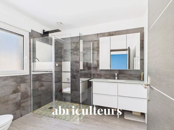 Image No.11-3 Bed House for sale