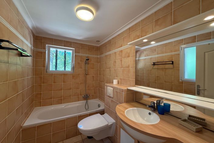 Image No.10-4 Bed House for sale