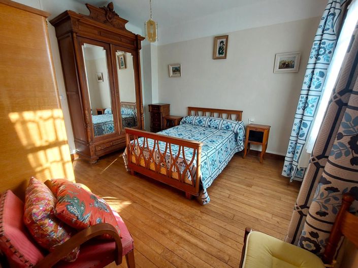 Image No.8-5 Bed House for sale