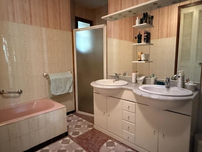 Image No.16-5 Bed House for sale