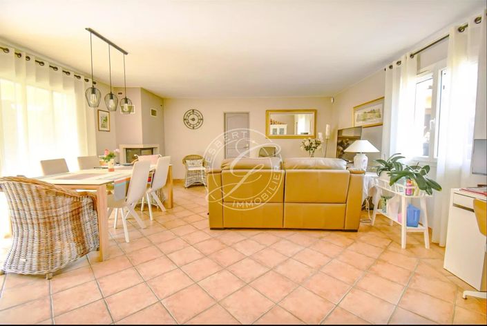 Image No.12-4 Bed House for sale