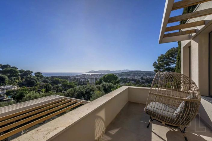 Image No.8-5 Bed House for sale