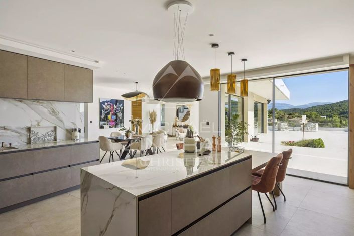 Image No.8-5 Bed House for sale