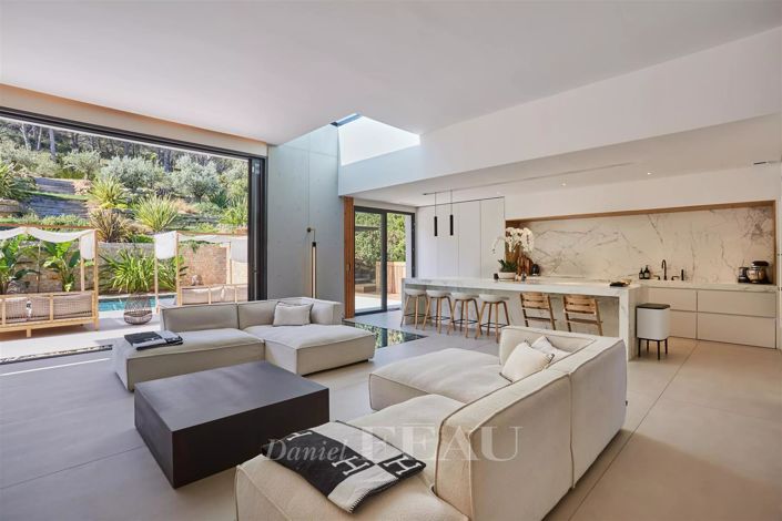 Image No.12-5 Bed House for sale