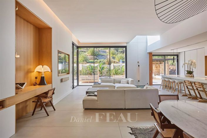 Image No.8-5 Bed House for sale