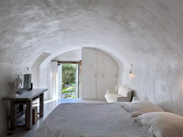 Image No.20-7 Bed House for sale