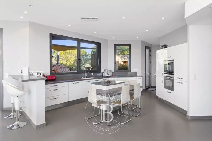 Image No.10-8 Bed House for sale