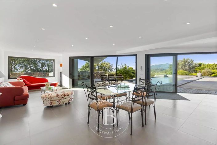 Image No.16-8 Bed House for sale