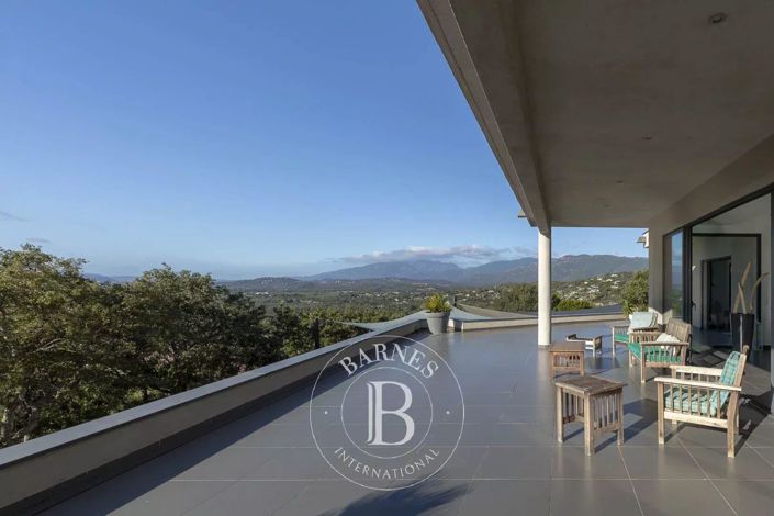 Image No.20-8 Bed House for sale