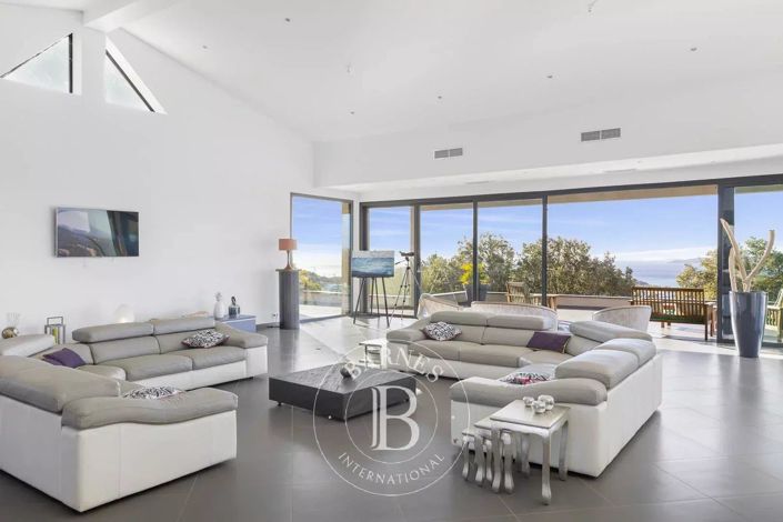 Image No.7-8 Bed House for sale