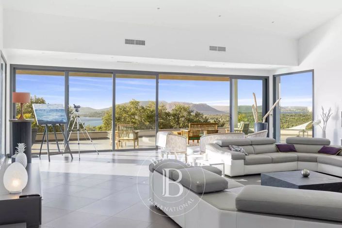 Image No.8-8 Bed House for sale