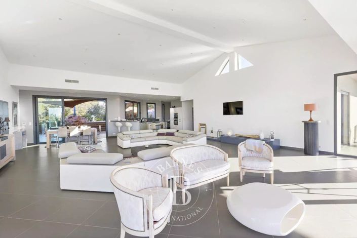 Image No.9-8 Bed House for sale