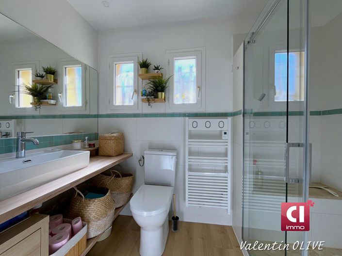 Image No.17-4 Bed Property for sale