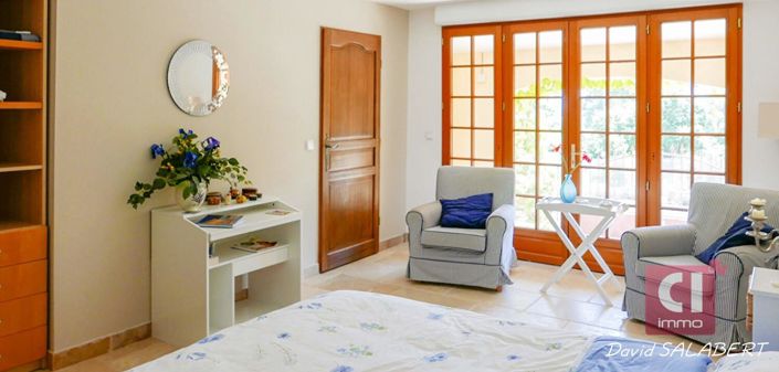 Image No.10-5 Bed Property for sale