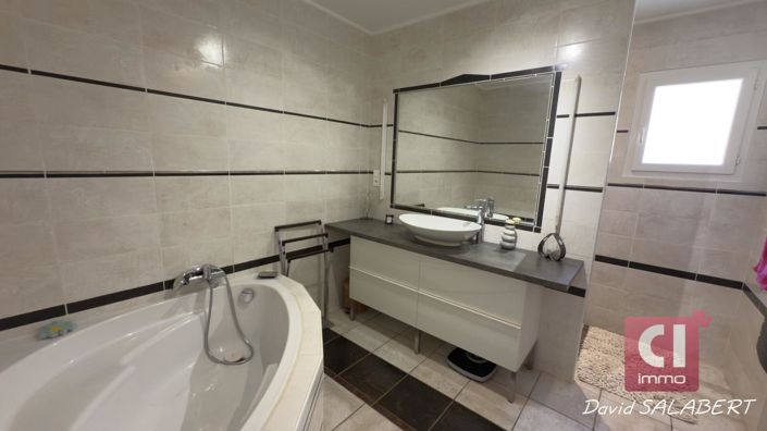 Image No.12-5 Bed House for sale