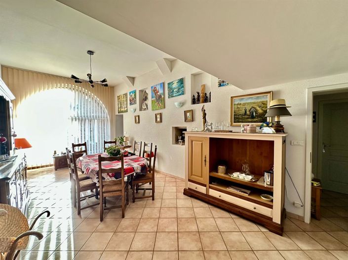 Image No.10-8 Bed House for sale